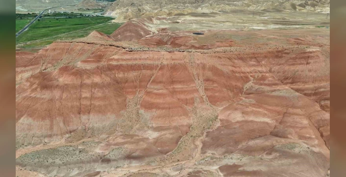 Iğdır'ın Gökkuşağı Tepeleri: Türkiye'nin Mars'ı turistlerin ilgi odağı