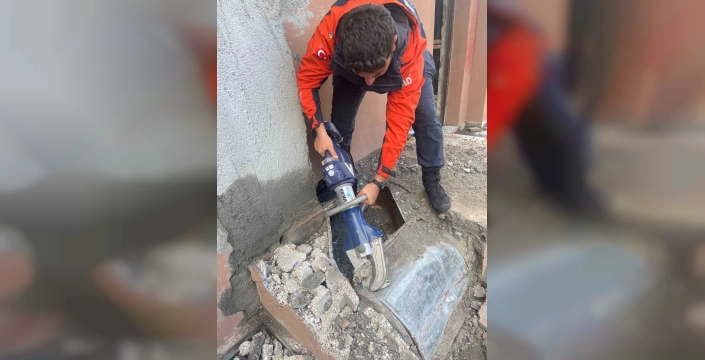 Kars'ta bacaya düşen yavru köpekler kurtarıldı