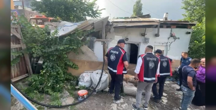 Kars'ta odunlukta yangın