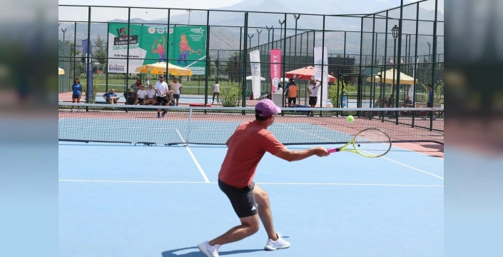 Kayseri'de 250'den fazla sporcu tenis turnuvasında yarıştı