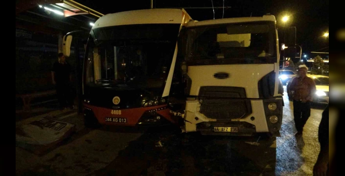Malatya'da beton mikseri trambüse çarptı: 4 yaralı