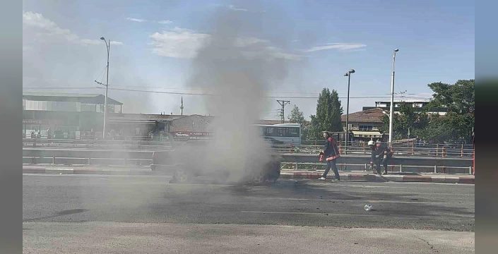Malatya'da korkutan olay: Seyir halindeki araç alev alev yandı