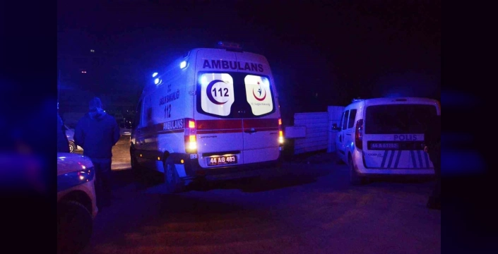 Malatya'da sağlık çalışanlarına saldırı: Ambulans zarar gördü