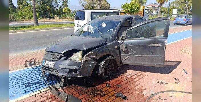 Manavgat'ta otomobil takla attı: Sürücü yara almadan kurtuldu
