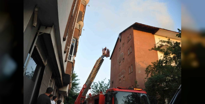 Muş'ta korkutan yangın: İki bina zarar gördü, bir kişi yaralandı