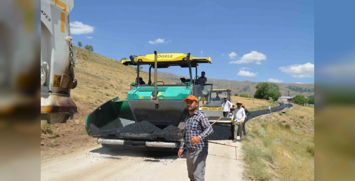 Muş'ta köy yolları asfaltlanıyor: Vatandaşlardan teşekkür yağmuru
