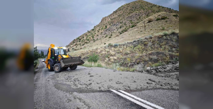 Narman Yolu Sel Nedeniyle Kapandi: Trafik Yarım Saatliğine Durdu