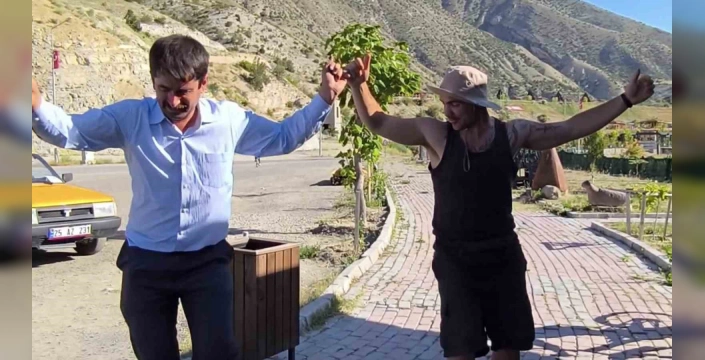 Portekizli turist Erzurum'da oyun havası oynadı
