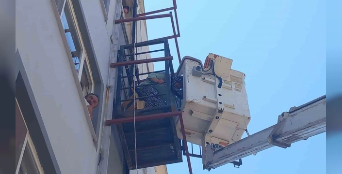 Samandağ'da asansörde mahsur kalan yaşlı kadın kurtarıldı