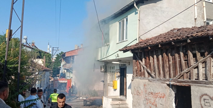 Samsun'da ahşap ev kül oldu