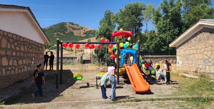 Şehit Öğretmen Necmettin Yılmaz Adına Çocuk Parkı: Üçsırt Köyü Çocuklarının Yüzü Güldü