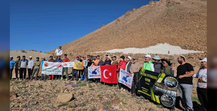 Süphan Dağı'na tırmanış: Van Gölü için ‘mavi kalsın’ çağrısı