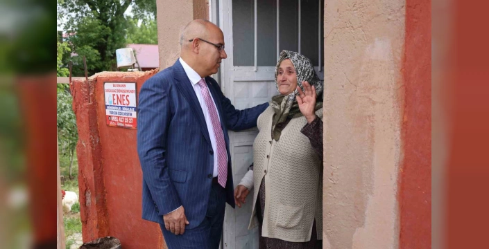 Vali Koç'un yaşlı kadına sürpriz ziyareti