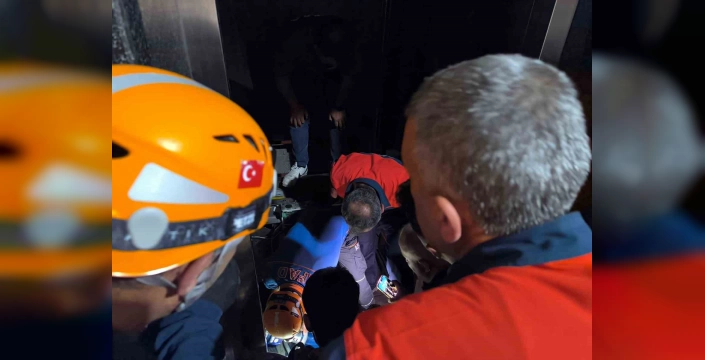 Van'da asansörde mahsur kalan 8 kişi kurtarıldı