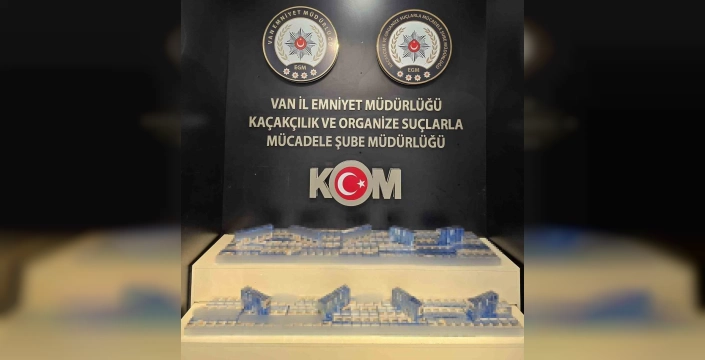 Van'da büyük çaplı kaçakçılık operasyonu: Binlerce paket sigara ve silah ele geçirildi