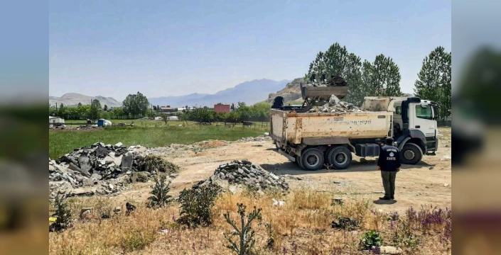 Van'da çevre kirliliğiyle mücadele: Tonlarca inşaat atığı temizlendi
