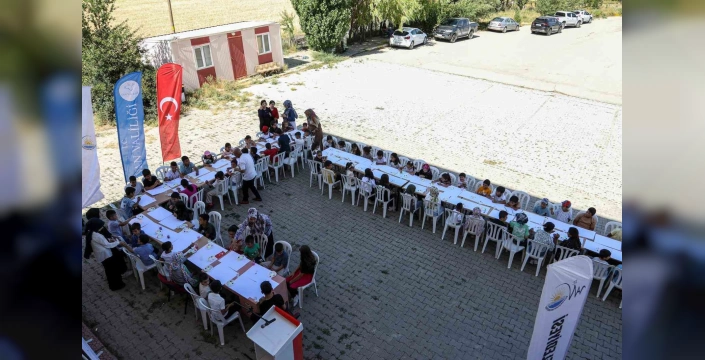 Van'da çocuklar ressamla buluştu: Doğanın çiçeklerine açılan kapı