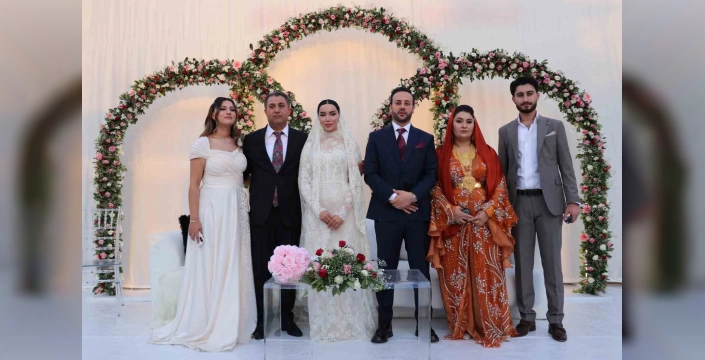 Van'da görkemli düğün: Barış çağrısıyla sona erdi