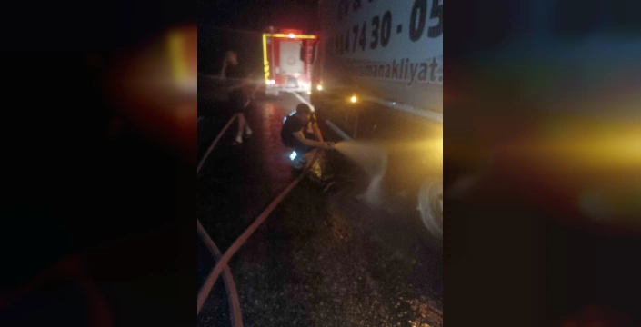 Van'da hareket halindeki tıra itfaiye müdahalesi