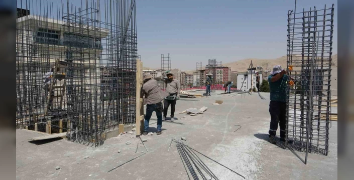 Van'da inşaat işçileri kavurucu sıcağa rağmen çalışmaya devam ediyor