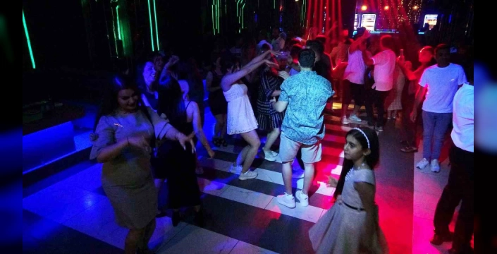 Van'da İranlı turistler: Savaş gölgesinde eğlence devam ediyor