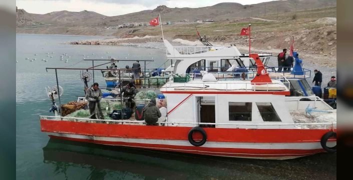 Van Gölü'nde balıkçılık sezonu başladı