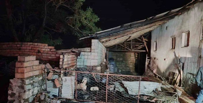 Yeşilova'da yangın: 10 küçükbaş hayvan telef oldu