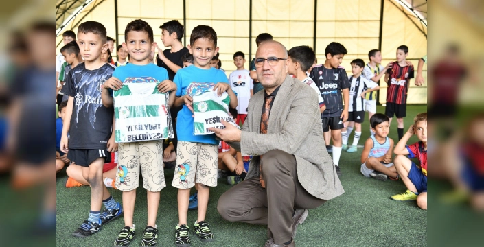 Yeşilyurt Belediyesi'nden Gençlere Destek: Futbol Kursunda Minik Yıldızlara Formalar Hediye Edildi