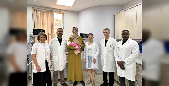 Adana'da nadir operasyon: Anne ve bebek hayata döndü