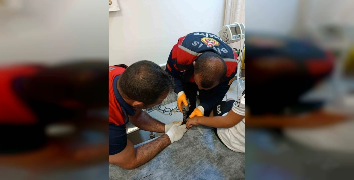 Adilcevaz'da çocuğun parmağı demir borudan çıkarıldı