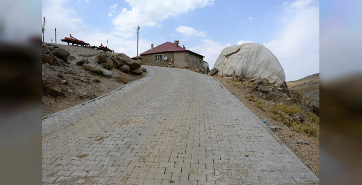 Ağrı'da köy yolları asfaltlandı ve kilit parke taşı döşendi