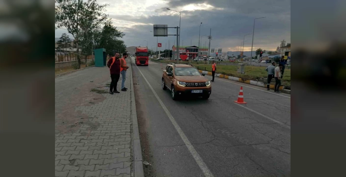Aşkale'de dehşet: Freni boşalan tır, 2 araca çarptı