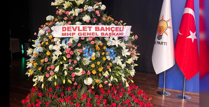 Bahçeli'den AK Parti'ye anlamlı çiçek: Cumhur İttifakı'nın sembolü
