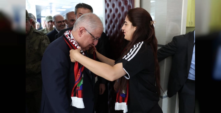 Bakan Güler Hakkari'de: Yüksekova Kadın Futbol Takımı'nı tebrik etti