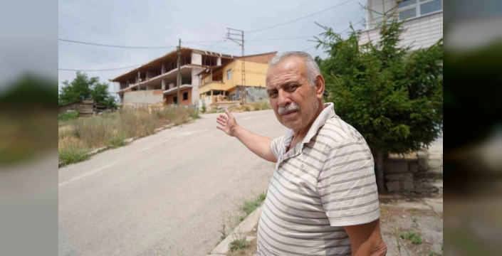 Bayburt Kalesi'nin önündeki beton bina tepki çekti
