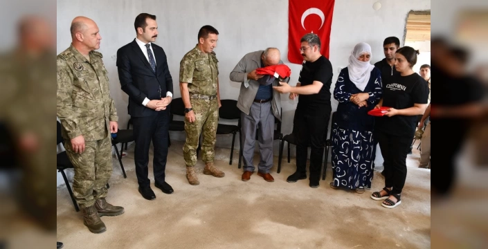 Bitlis'te şehit ailesi ziyaret edildi