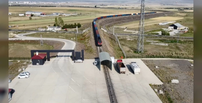 BTK Demiryolu Hattı Kars'ı Küresel Ticaretin Kalbine Bağlıyor: 2025'in İlk 7 Ayında 250 Bin Ton Yük Taşındı