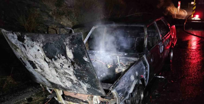 Cide'de otomobil alev alev yandı