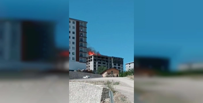 Elazığ'da inşaat yangını: 8 katlı binanın çatısı alev aldı