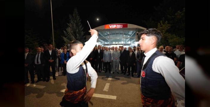 Erzurum'da coşkulu karşılama: MHP Genel Başkan Yardımcısı Yalçın, 'Asırlık Birlik, Sonsuz Kardeşlik' programı için kente geldi
