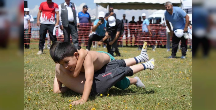Erzurum'da Geleneksel Güreş Festivali: 210 güreşçi mücadele etti