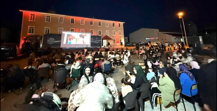 Erzurum'da Karayazı'da çocuklara patlamış mısır ve pamuk şekeri ikramı