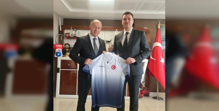 Erzurum'da nezaket ziyareti: 'Spor Şehri Erzurum' forması hediye edildi