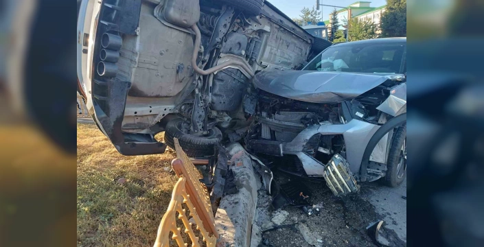 Erzurum'da trafik kazası: İki araç çarpıştı, sürücüler sıkıştı