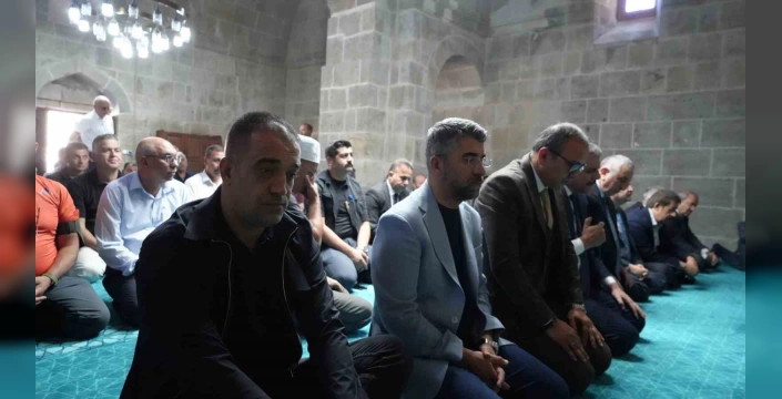 Erzurum Valisi ve protokol, Kale Mescidi'nde cuma namazı kıldı