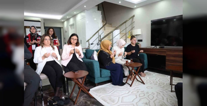 Göktaş, Yalova'da şehit ailesine Cumhurbaşkanı Erdoğan'ın mektubunu teslim etti
