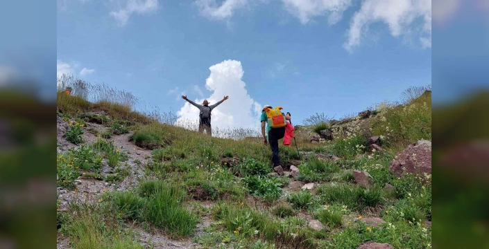 Gümüşhane’de 28 sporcu Abdalmusa Zirvesi’ne tırmandı: 'Doğayı sev, ormanları koru'