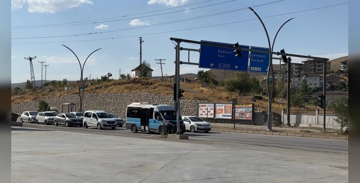 Hakkari'de sinyalizasyon direği, geri giden tır tarafından eğildi