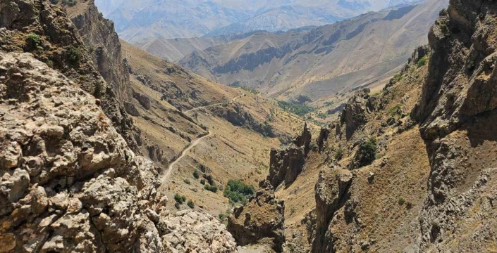 Hakkari'nin gizli cenneti: Marînüs Şelalesi doğaseverleri büyülüyor