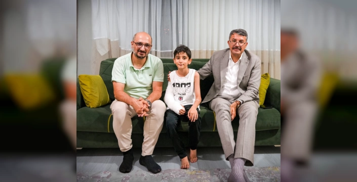 Hakkari Valisi Çelik, yaralı çocuğu ziyaret etti